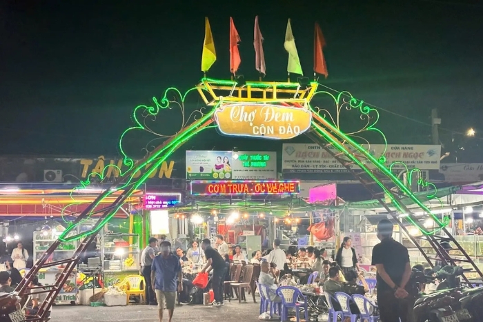 Ambiance animée et animante au marché de nuit de Con Dao