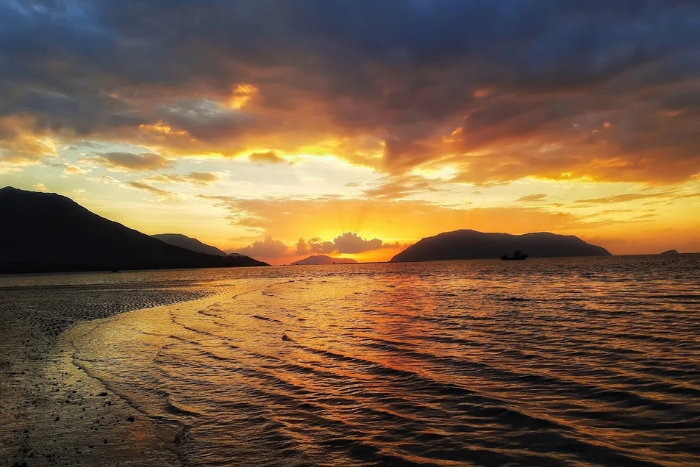 Coucher de soleil à la plage de Dam Trau, Con Dao
