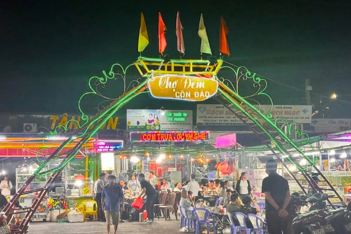 Marché de nuit : stands lumineux et saveurs locales