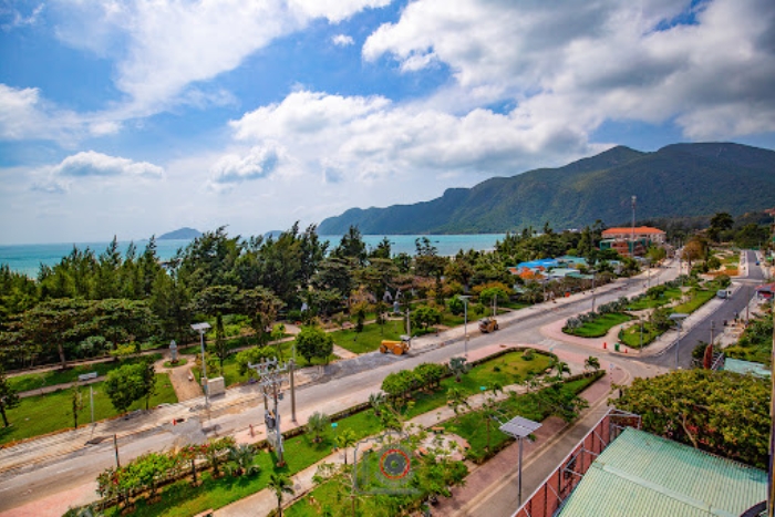 Vue panoramique depuis Con Son Blue Sea Hotel, entre ciel et océan
