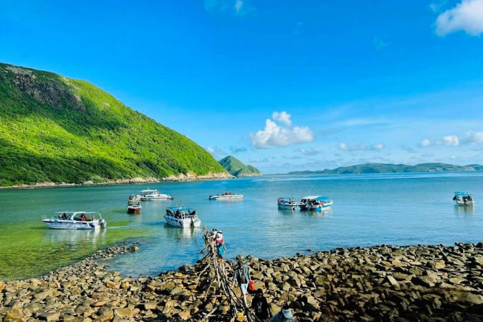 Naviguer en bateau vers l’île de Bay Canh au petit matin