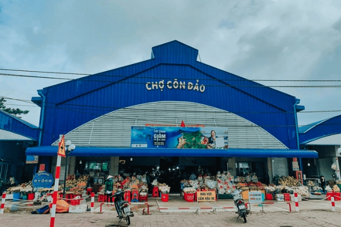 Un instant de vie locale à Con Dao: L’exploration du marché traditionnel en famille