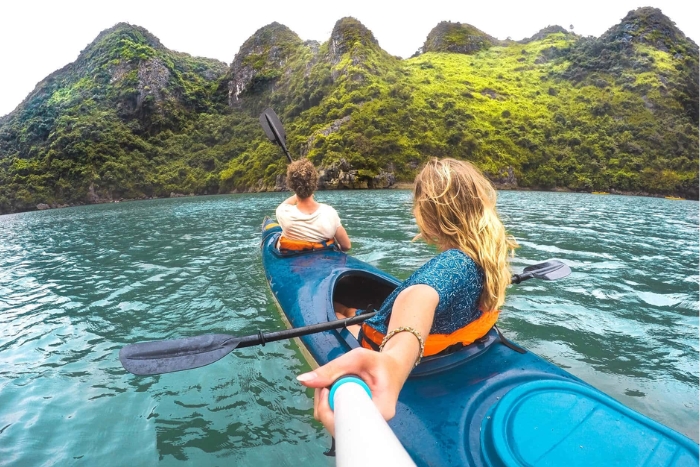 Faire du kayak dans la baie d'Halong