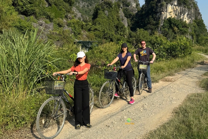 Faire du vélo à travers les champs de Pu Luong