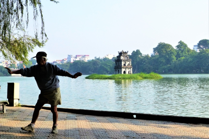 Matin&eacute;e au lac Hoan Kiem pour d&eacute;buter un itin&eacute;raire Hanoi 1 jour