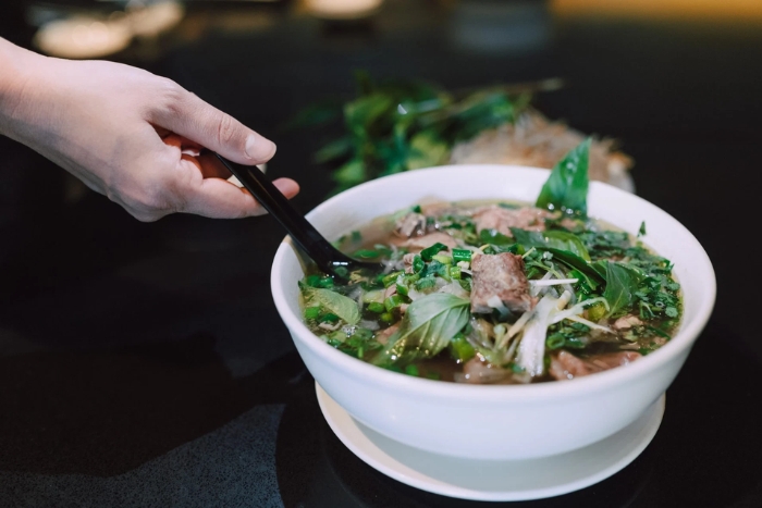 Savourer un Pho traditionnel pour bien visiter Hanoi en une journ&eacute;e