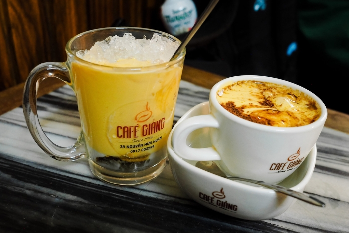 Caf&eacute; &agrave; l'&oelig;uf traditionnel au Caf&eacute; Giang pour visiter Hanoi en une journ&eacute;e