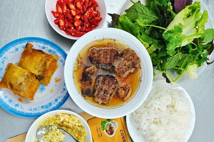 Le b&uacute;n chả, incontournable lors d&rsquo;un voyage &agrave; Hanoi