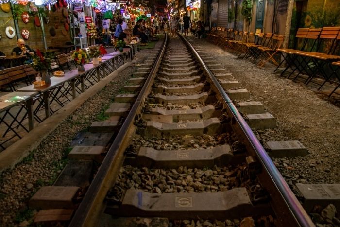 L&rsquo;&eacute;motion ressentie en attendant le passage du train dans la c&eacute;l&egrave;bre rue du train de Hano&iuml;