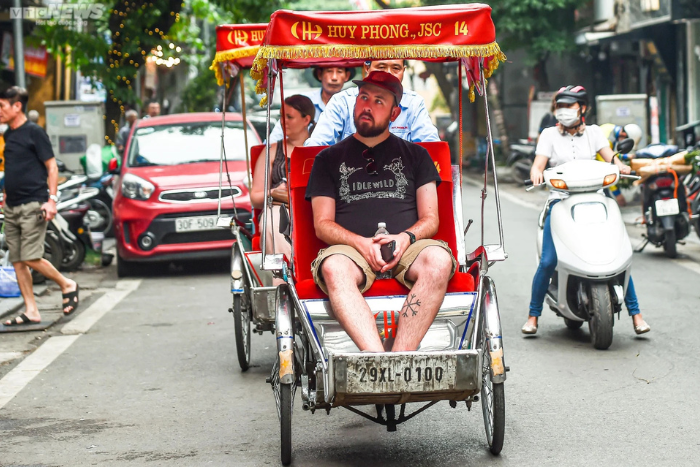 Pour une découverte tranquille et originale de Hanoi, essayez une tour en cyclo!
