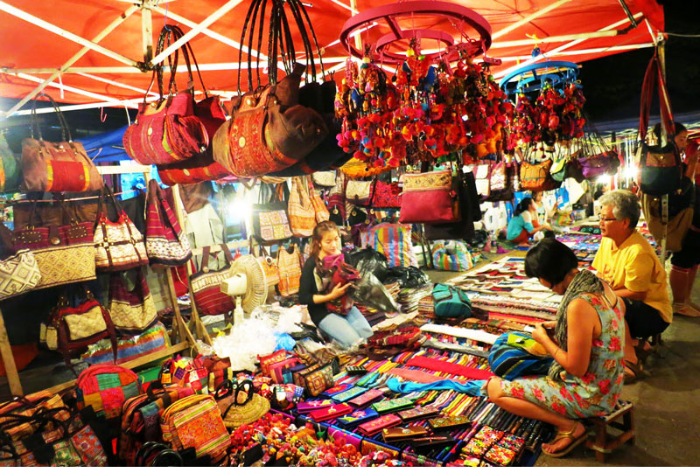Si vous voulez découvrir la vie nocturne à Hanoï, le marché de nuit de Dong Xuan est une bonne option!
