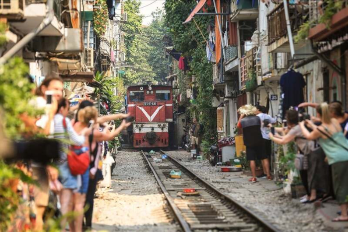 Ne manquez pas de boire un café en voyant le train passant à la Rue du train lors de votre voyage 3 jours à Hanoi!