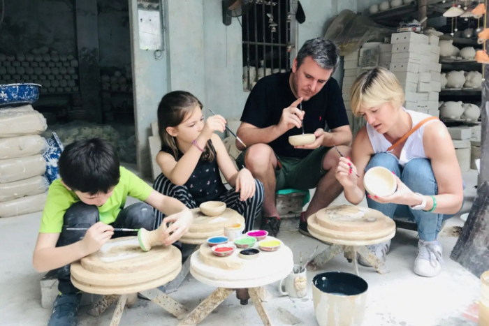 Visiter le village de céramique de Bat Trang est l’une des meilleures choses à faire à Hanoi avec les enfants