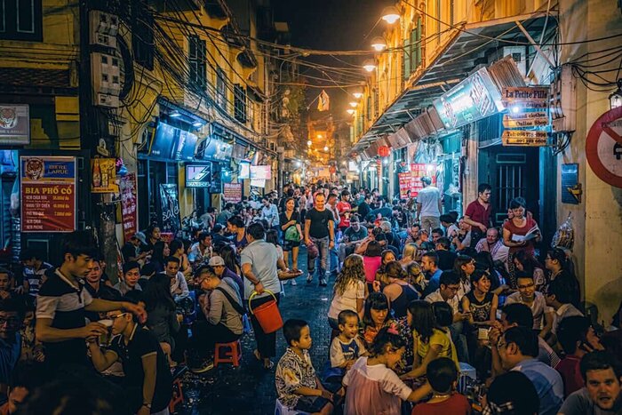 Que faire à Hanoi? Profiter la bière dans la rue Ta Hien