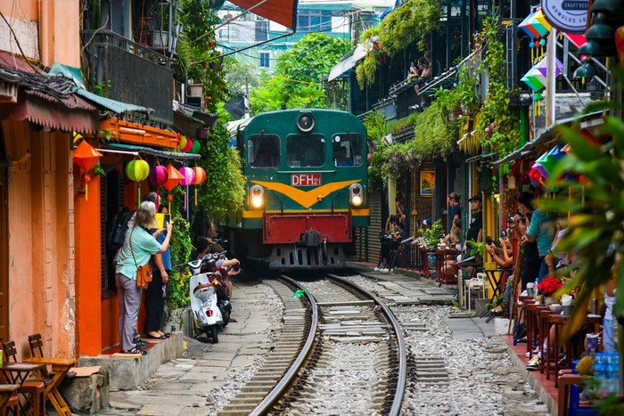 Le train traverse le cœur de Hanoi