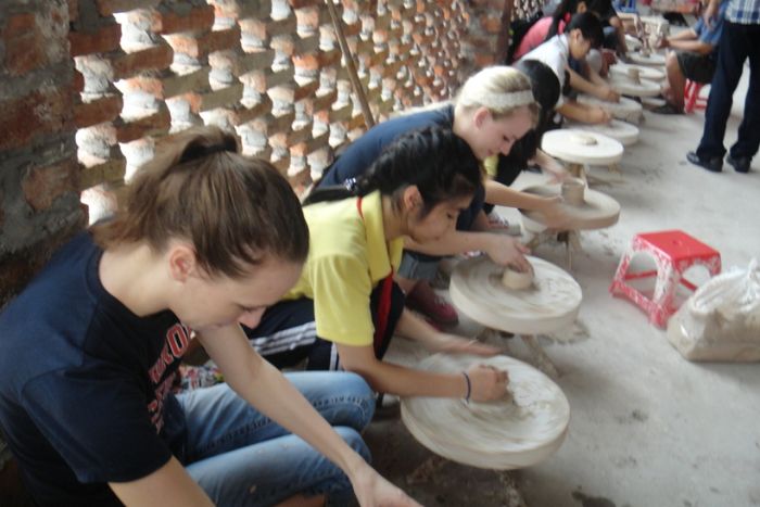 Expérience de fabrication de poterie dans le village de Bat Trang