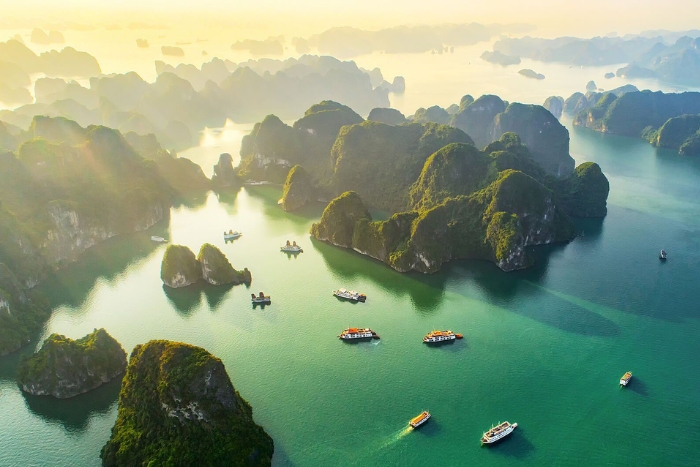 La baie d'Ha Long possède une beauté naturelle majestueuse