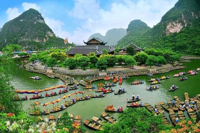 Submerger par le charmant paysage de Ninh Binh