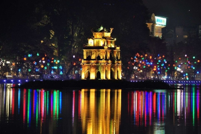 Le lac Hoan Kiem est charmant dans la nuit