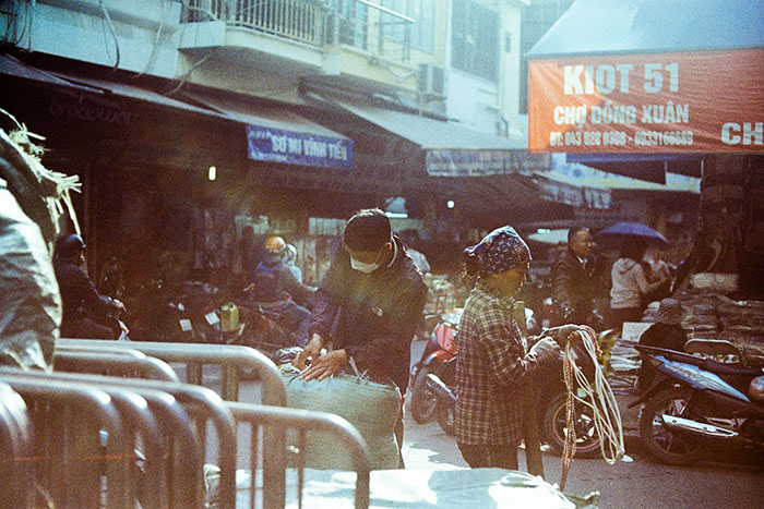 Tôt le matin au marché de Dong Xuan.