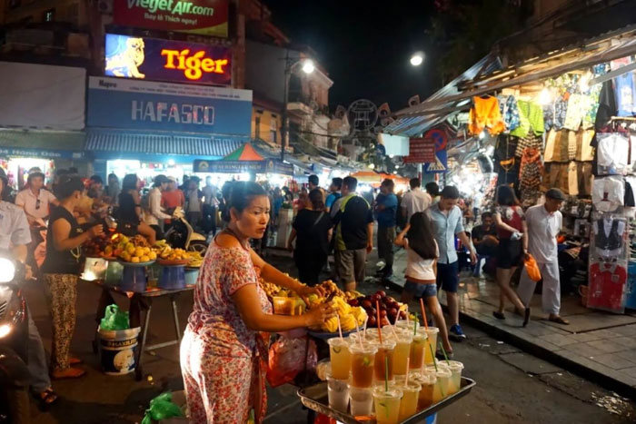 Marché nocturne du vieux quartier de Hanoi.