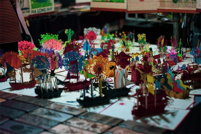 Vente de souvenirs traditionnels dans la rue du vieux quartier de Hanoi.