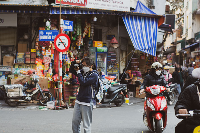 Un photographe dans la rue du vieux quartier de Hanoï.