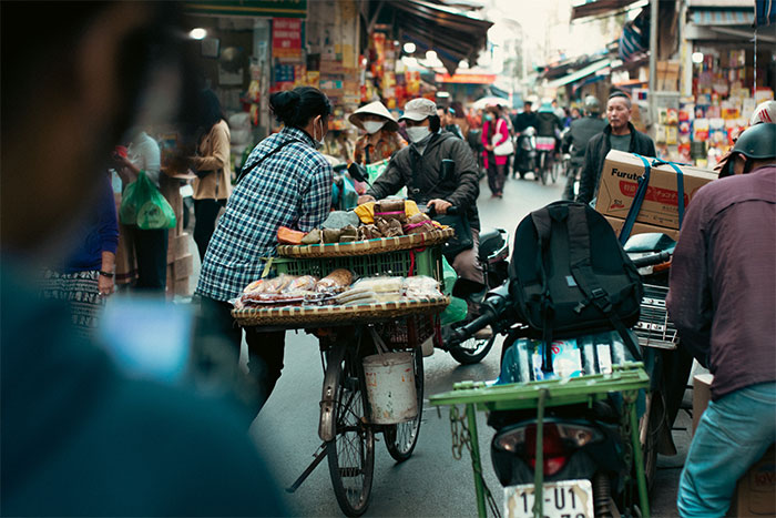Un vendeur de nourriture dans 36 rues de Hanoï.