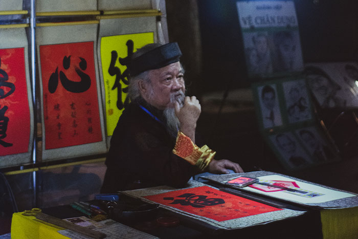 Calligraphie traditionnelle sur la rue piétonne Hoan Kiem.