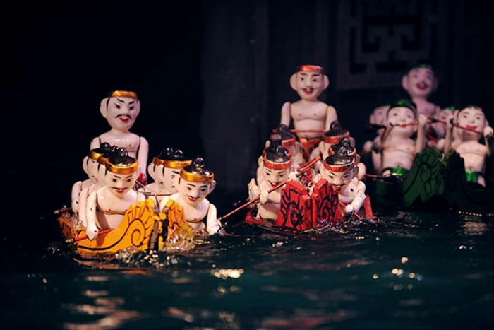 Un spectacle de marionnettes sur l'eau au théâtre Thang Long.
