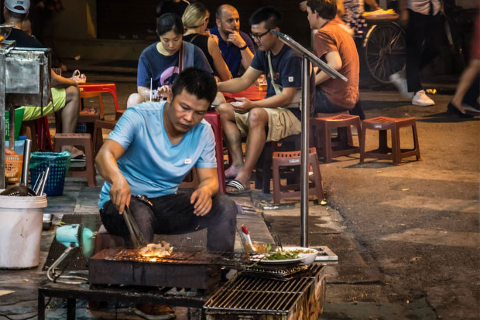Nourriture fraîchement préparée dans la rue du vieux quartier de Hanoi.