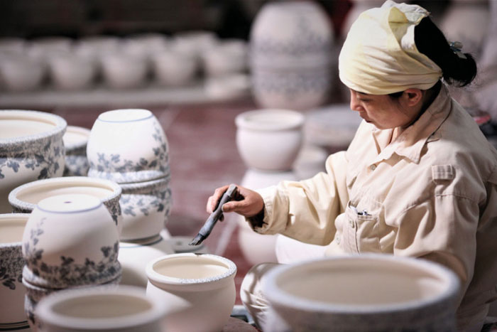 Un atelier de céramique à Bat Trang