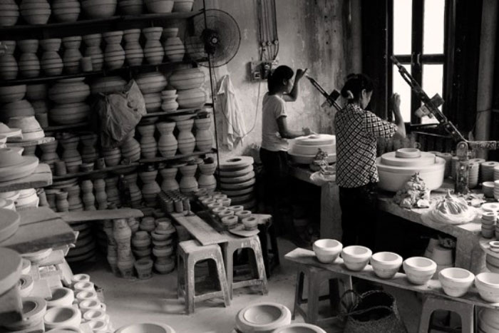 Une vieille photo d'un atelier de céramique