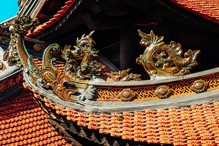 Décoration sur les toits de la pagode Tieu Dao