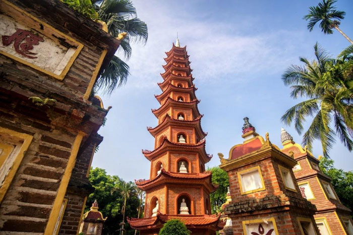La tour de la pagode Tran Quoc