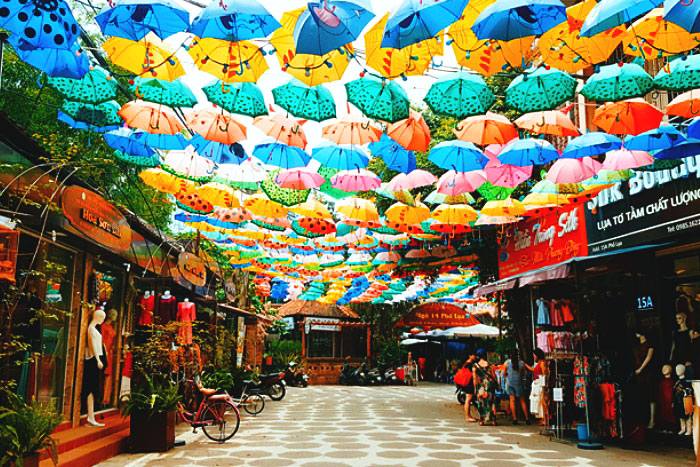 La "Rue des Parapluies", un lieux incontournable pour les touristes