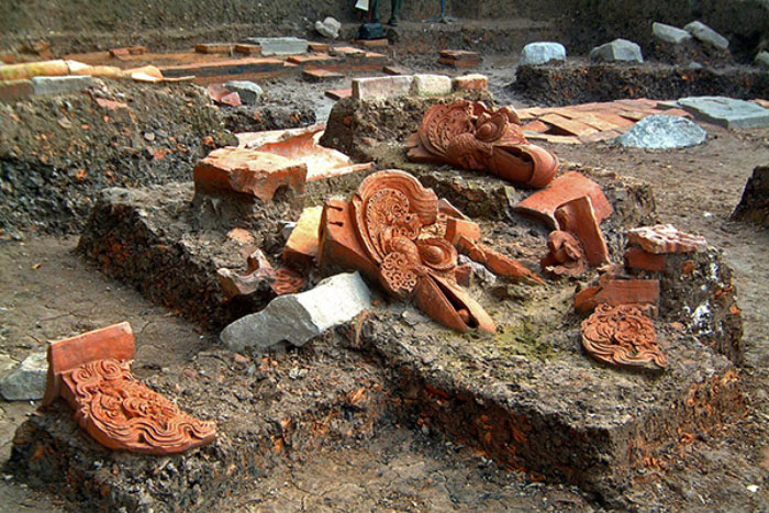 Le site de fouilles de l'archéologue derrière les murs de Thang Long Citadelle