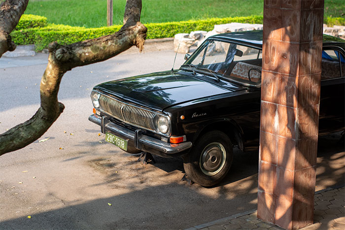 Voiture classique utilisée par le président à l'extérieur de la D67