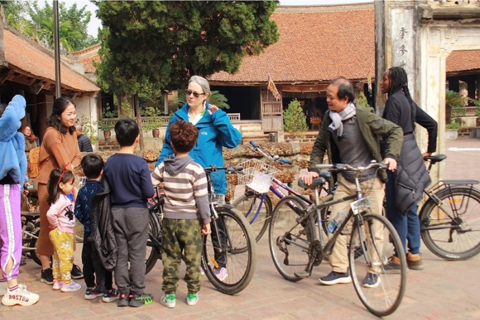 Explore le village de Duong Lam en vélo