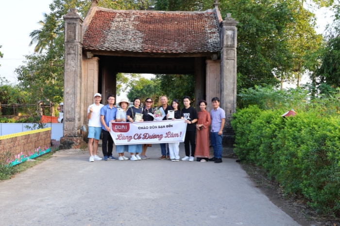 La porte de Mong Phu accueille toujours les touristes qui viennent l'ancien village de Duong Lam