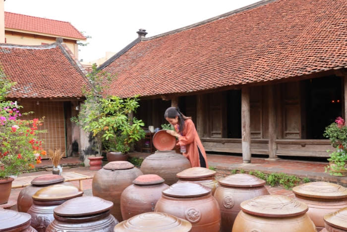 La sauce soja est fermentée dans des bocaux vietnamiens pour une meilleure saveur