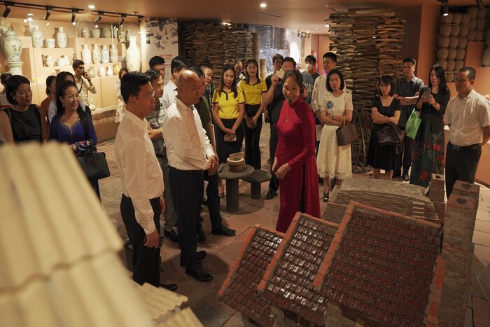 Mme Ha Thi Vinh présente l'espace d'exposition du village de poterie de Bat Trang