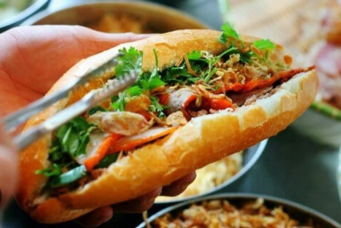 Votre street food tour Hanoi ne sera pas complet sans essayer le banh mi