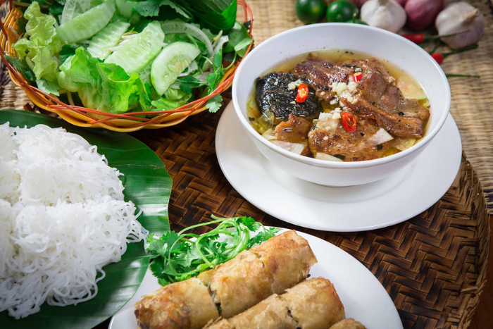 Ne manquez pas de goûter au bun cha lors de votre food tour Hanoi