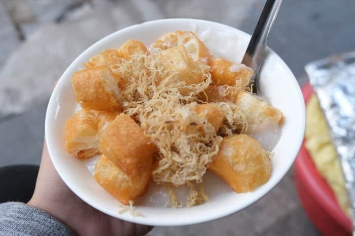 Que manger à Hanoï en hiver ? Vous pouvez essayer un bol de porridge chaud aux côtes de porc