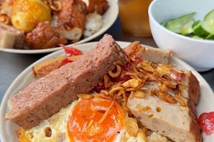 Le riz gluant avec de la poitrine de porc braisée est l'un des petits-déjeuners préférés des habitants locaux