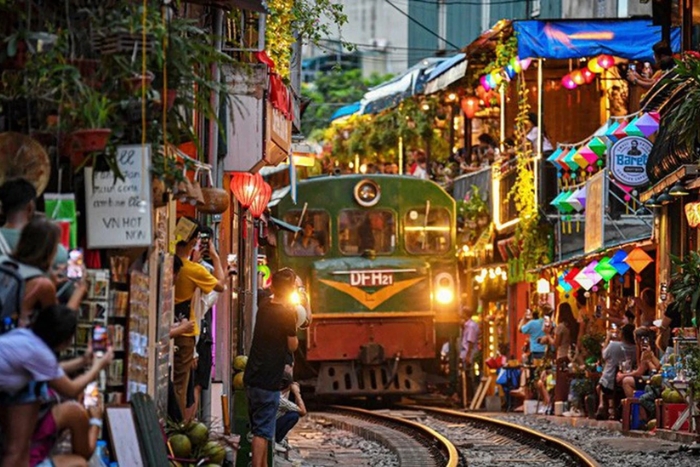 Rue du train à Hanoi