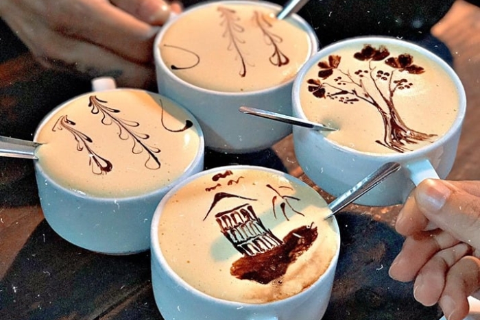 Savourer un café aux œufs chez Café Dinh