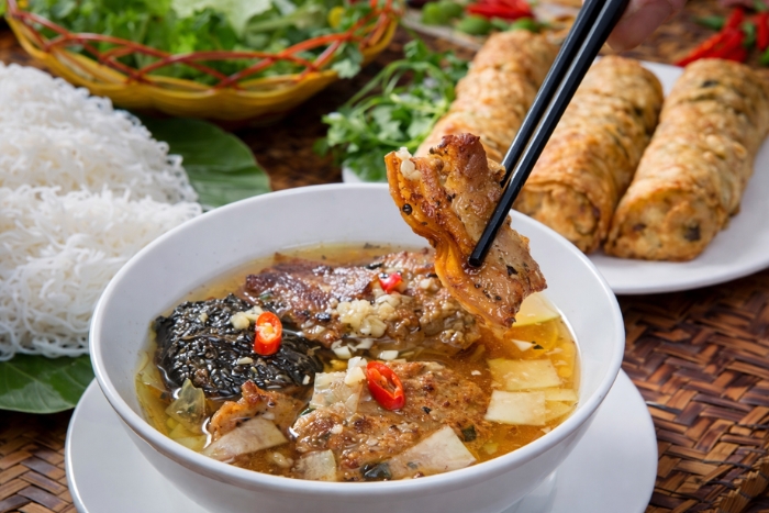 Que faire à Hanoi en 3 jours ? Explosion de saveurs avec le bun cha grillé au charbon