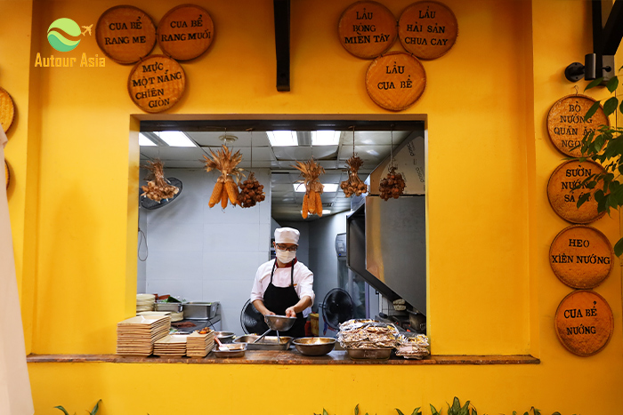 Le chef prépare la nourriture